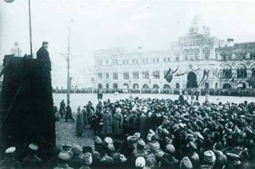 Ο Λένιν μιλάει στην Κόκκινη Πλατεία στις 7 Νοέμβρη 1918, στην πρώτη επέτειο της Οχτωβριανής Επανάστασης