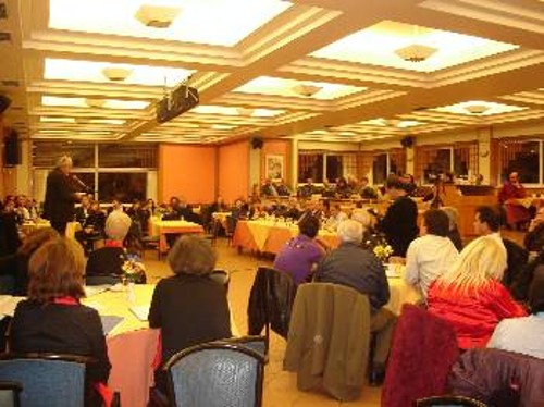 Στιγμιότυπο από την εκδήλωση. Στο βήμα (αριστερά στη φωτό) ο Θ. Κωνσταντινίδης, μέλος του ΠΓ της ΚΕ του ΚΚΕ