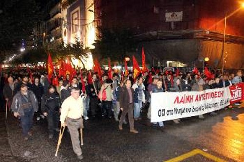 Η λαϊκή πάλη και η συμπόρευση με το ΚΚΕ είναι η μόνη που μπορεί να βάλει ισχυρά εμπόδια στα σχέδια κυβέρνησης - τρόικας - πλουτοκρατίας (φωτ. από το προχτεσινό συλλαλητήριο του ΚΚΕ στη Θεσσαλονίκη)