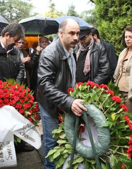 Ο γραμματέας της ΚΟΘ του ΚΚΕ, Ζ. Λυμπερίδης, καταθέτει στεφάνι στο μνημείο της Πολυτεχνικής Σχολής