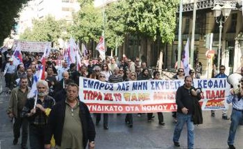 Στιγμιότυπο από τη χτεσινή συγκέντρωση των ταξικών δυνάμεων στην Αθήνα