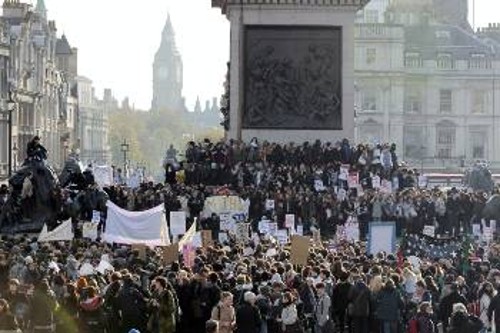 Χιλιάδες νέοι κατέκλυσαν την πλατεία Τραφάλγκαρ στο Λονδίνο