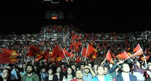 Χιλιάδες μελών και φίλων του τουρκικού ΚΚ, πολλοί νέοι τίμησαν τα 90χρονα πρωτοπόρας δράσης για τα δίκαια των εργατών και του λαού της χώρας