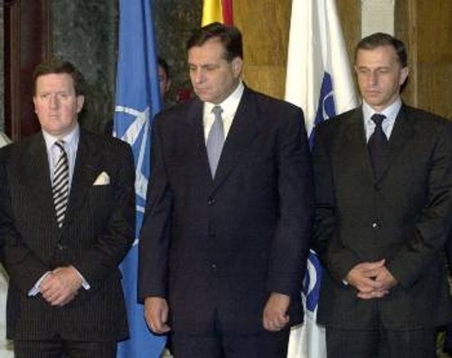 Ρόμπερτσον (αριστερά), Τραϊκόφσκι και Τζοάνα. Η Δύση πιέζει εκ νέου για την «προώθηση» των «μεταρρυθμίσεων»...