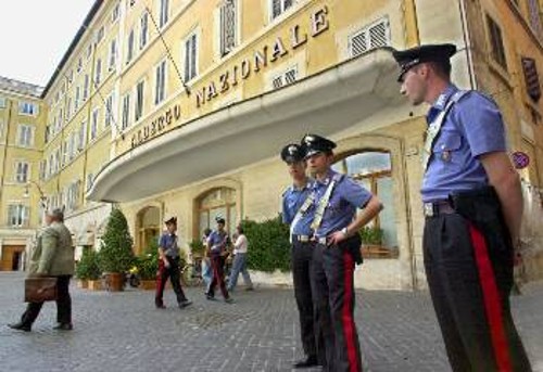 Αστυνομικοί έξω από το «Οτέλ Νατιονάλ» στη Ρώμη