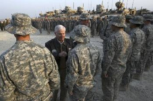 Ο υπουργός Αμυνας των ΗΠΑ επιθεωρεί τα κατοχικά στρατεύματα στο Αφγανιστάν
