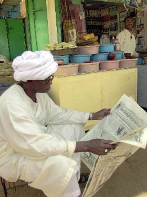 Σουδανός ενημερώνεται για τις εξελίξεις
