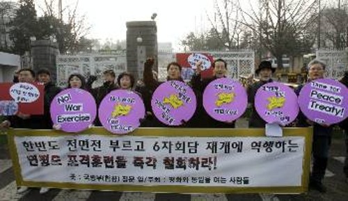 Φιλειρηνιστές στη Νότια Κορέα διαδηλώνουν ενάντια στην πολεμοκάπηλη πολιτική της ηγεσίας της χώρας