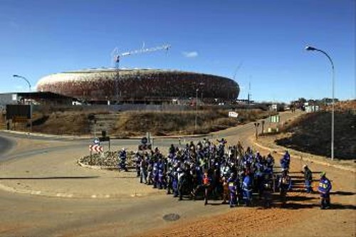 Σε διαμαρτυρίες για την εκμετάλλευση που υπέστησαν από τις πολυεθνικές εταιρείες προχώρησαν οι εργαζόμενοι στα έργα του Μουντιάλ της Νότιας Αφρικής κατά τη διάρκεια των αγώνων