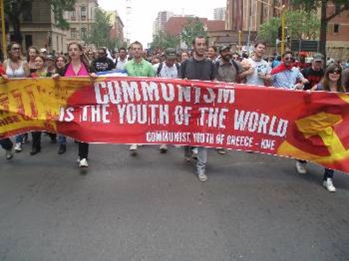 Ο κομμουνισμός είναι η νιότη του κόσμου, δηλώνει το πανό της ΚΝΕ στην κεφαλή της ελληνικής αποστολής
