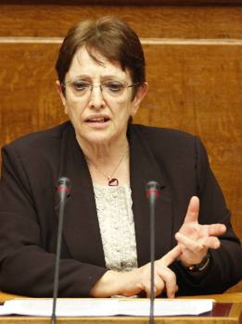 Η Αλέκα Παπαρήγα στο βήμα της Βουλής κατά την προχτεσινή συζήτηση του θπροϋπολογισμού