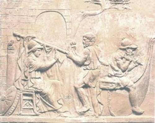Η Αθηνά βοηθάει τον Τίφυ να υψώσει το κατάρτι, ενώ ο Αργος σφυρηλατεί το πλοίο, 50 μ.Χ. Ρωμαϊκό ανάγλυφο.