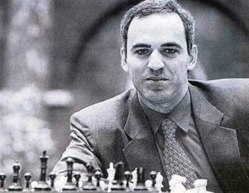 Γκάρι Κασπάροβ. Παγκόσμιος πρωταθλητής 1985-2000, όπου και αποσύρθηκε (με ΕΛΟ 2851) για την πολτική. Στις 8 Ολυμπιάδες που συμμετείχε, στην 1η σκακιέρα, πήρε 7 χρυσά μετάλλια, 50 νίκες, 29 ισοπαλίες και 3 ήττες!