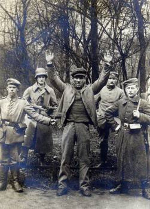 Σύλληψη Σπαρτακιστή από αντεπαναστάτες, το 1919