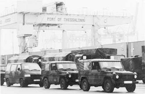 ΝΑΤΟικά οχήματα αναχωρούν από το λιμάνι της Θεσσαλονίκης με προορισμό τα σύνορα με την τότε Γιουγκοσλαβία