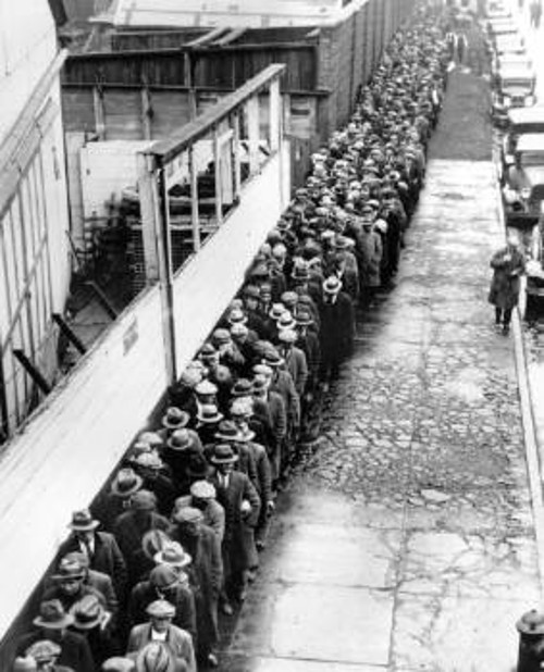Εν έτει 1933, η οικονομική κρίση σοβούσε και βύθιζε εκατομμύρια εργάτες στην ανεργία και την ανέχεια (φωτ. από ουρά ανέργων σε συσσίτιο στις ΗΠΑ)