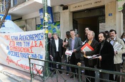 Από την πρόσφατη διαμαρτυρία της «Αγωνιστικής Συσπείρωσης Δικηγόρων» έξω από τον Δικηγορικό Σύλλογο Αθηνών