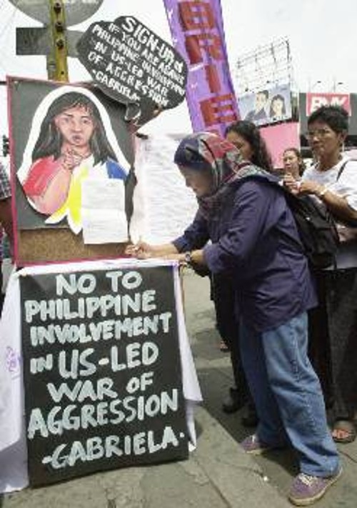 Συλλογή υπογραφών στις Φιλιππίνες για τη μη εμπλοκή της χώρας στον πόλεμο