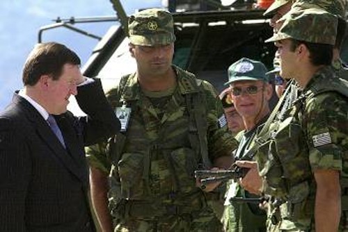 Ο γενικός γραμματέας του ΝΑΤΟ, λόρδος Τζ. Ρόμπερτσον, επιθεωρεί ελληνικά στρατεύματα που βρίσκονται στην ΠΓΔΜ