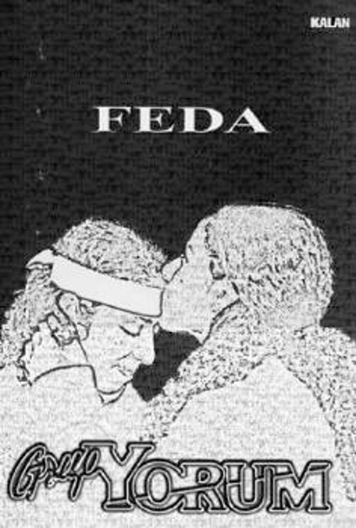 Το εξώφυλλο του νέου δίσκου των «Τραγουδιστών των Φυλακών». Η νεκρή σήμερα Φατμά Ερσόιν δέχεται το φιλί της αδελφής της...