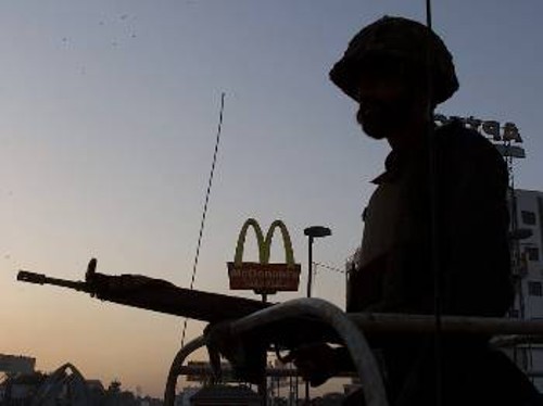 Πακιστανός στρατιώτης φρουρεί ένα κατάστημα «Mac Donald»