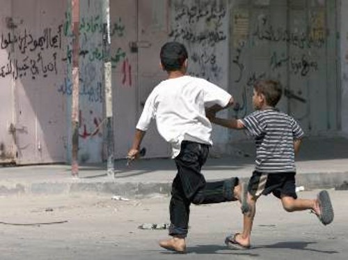 Παιδιά της Παλαιστίνης τρέχουν να φυλαχτούν από τα πυρά του ισραηλινού στρατού