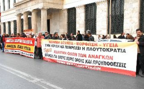 Γονείς και εκπαιδευτικοί συγκεντρώθηκαν χτές έξω απο το δημαρχείο Αθήνας και ανάγκασαν τη δημοτική αρχή να συζητήσει το θέμα των συγχωνεύσεων
