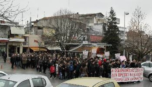 Μαθητές και κάτοικοι της Τσαριτσάνης διαδηλώνουν στην Ελασσόνα