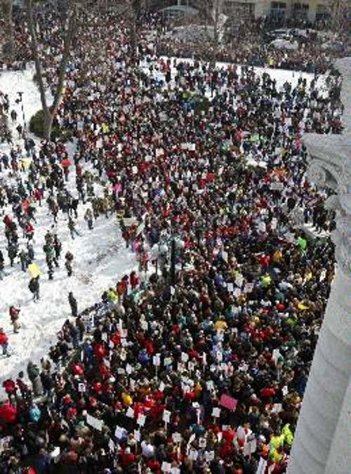 Πρωτοφανές για τις ΗΠΑ: Κατά χιλιάδες διαδήλωσαν οι εργαζόμενοι στο Ουισκόνσιν