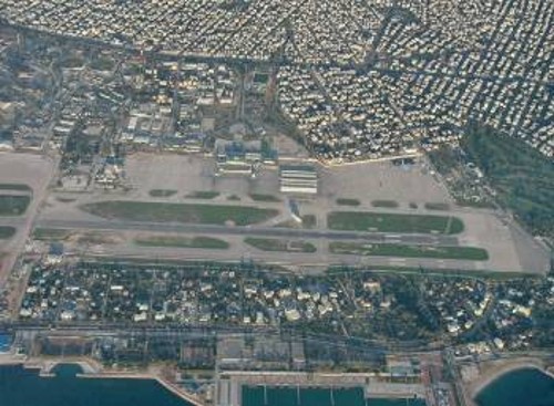 Η έκταση του πρώην αεροδρομίου, η παραλία του Ελληνικού, οι Ολυμπιακές Εγκαταστάσεις και η Μαρίνα.