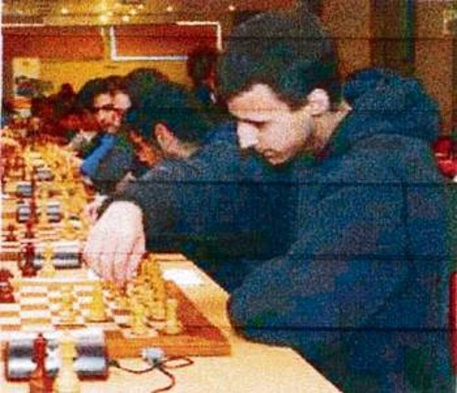 Ο νεαρός σκακιστής Βασίλης Σεβαστόπουλος σε παλιότερο αγώνα με την ομάδα της Σκακιστικής Παρέμβασης Τριανδρίας