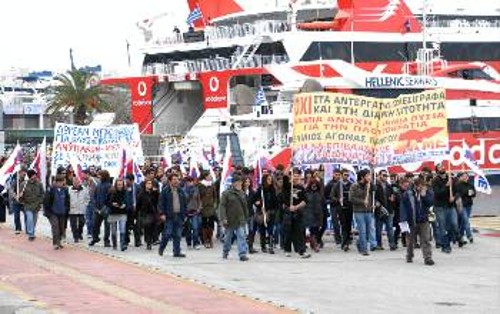 Από την πορεία στο λιμάνι του Πειραιά στο πλαίσιο της απεργιακής κινητοποίησης στις 23 Φλεβάρη