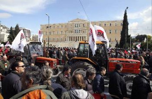 Τα τρακτέρ, της ΠΑΣΥ, προπορεύονται της πορείας στην Αθήνα. Δεν πρόκειται για μια συμβολική δραστηριότητα: Κοινή η επίθεση, αφορά εργάτες - αυτοαπασχολούμενους - αγρότες - νεολαία - γυναίκες. Κοινή πρέπει να είναι και η απάντηση