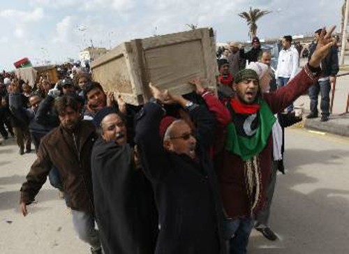 Στη Βεγγάζη, που έχει τεθεί υπό τον έλεγχο των αντικαθεστωτικών, γίνεται η ταφή των πολλών θυμάτων από τις συγκρούσεις