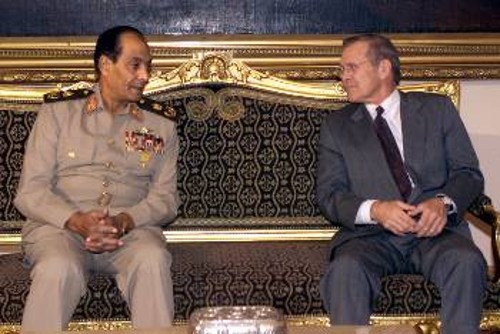 Ο Ντ. Ράμσφελντ με τον υπουργό Αμυνας της Αιγύπτου