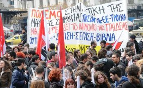 Πόλεμο στην πολιτική της ΕΕ, που υπηρετεί το κεφάλαιο και με τις κυβερνήσεις της μαυρίζει τη ζωή της νεολαίας και του λαού