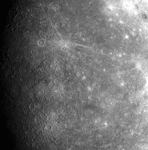 Μέρος της μέχρι πριν τον MESSENGER αθέατης πλευράς του πλανήτη Ερμή. Οι φωτεινές ακτίνες γύρω από τον κρατήρα λίγο πάνω και αριστερά από το κέντρο της εικόνας, είναι χαρακτηριστικές των προσκρούσεων αστεροειδών σε ουράνια σώματα που δεν έχουν ατμόσφαιρα, όπως η Σελήνη και ο Ερμής. Η ένταση των γραμμών δείχνει ότι η πρόσκρουση έγινε σχετικά πρόσφατα