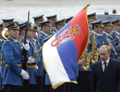 Ο Ρώσος πρωθυπουργός Βλ. Πούτιν κατά την πρόσφατη επίσκεψή του στη Σερβία