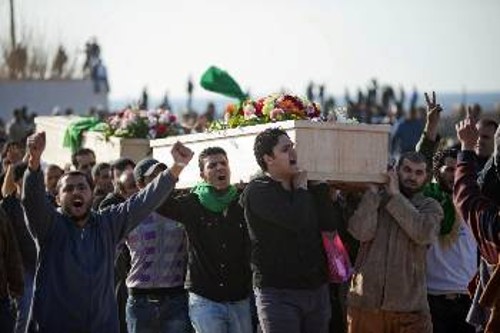 Ο λιβυκός λαός θάβει τους νεκρούς του από το ιμπεριαλιστικό έγκλημα