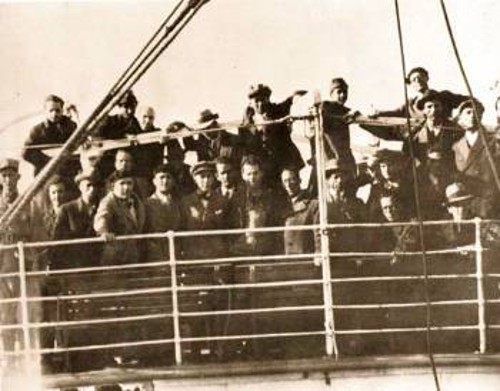 Το καράβι που μετέφερε τους εξόριστους στον Αϊ - Στράτη. Κάτω σειρά: δεύτερος από αριστερά, με μπερέ, ο Δ. Γληνός και τέταρτος, με τραγιάσκα, ο Βάρναλης