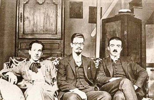 1923, στο Παρίσι. Από αριστερά: πρώτος ο Κ. Βάρναλης, με τους φίλους του Νίκο Χατζηκυριάκο - Γκίκα (δεύτερος) και Στρατή Ελευθεριάδη (Τεριάντ)