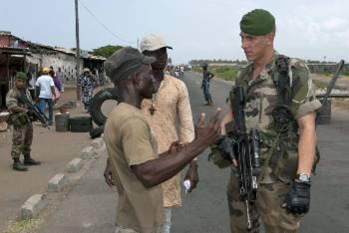 Γάλλοι στρατιώτες περιπολούν στην πρωτεύουσα της Ακτής Ελεφαντοστού