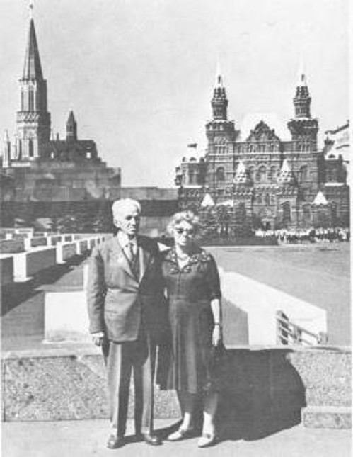 Ο Κώστας Βάρναλης ταξίδεψε ξανά στη Μόσχα το 1959 τον Ιούλη, που τιμήθηκε με το βραβείο «Λένιν». Στη φωτογραφία είναι από εκείνο το ταξίδι, με τη γυναίκα του, στην Κόκκινη Πλατεία