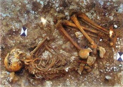 Η χημική ανάλυση των οστών ενός εφήβου, που βρέθηκαν κοντά στο Στόουνχεντζ, δείχνει ότι ίσως να ζούσε στη Μεσόγειο, ενισχύοντας την υπόθεση για το χαρακτήρα του μνημείου ως ιερού τόπου θεραπείας