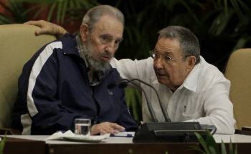 Ο Φιντέλ Κάστρο με τον αδερφό του Ραούλ στο 6ο Συνέδριο του ΚΚ Κούβας τον Απρίλη του 2011