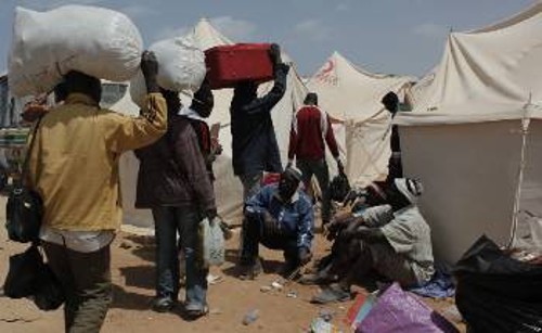 Η ιμπεριαλιστική επέμβαση στη Λιβύη δημιουργεί και ένα νέο ρεύμα μετανάστευσης, υποχρεώνοντας στην προσφυγιά χιλιάδες ανθρώπους του μόχθου