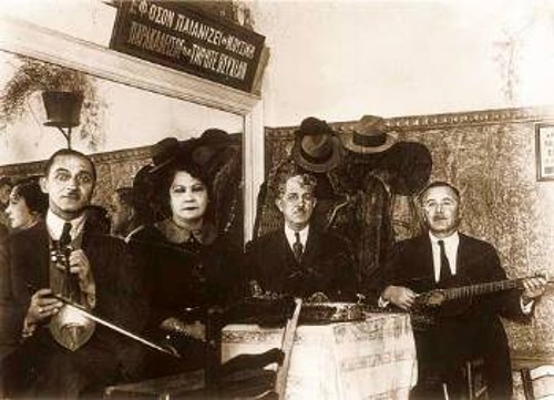 Η Ρόζα Εσκενάζυ, μαζί με τον Λάμπρο Λεονταρίδη και άλλους Μικρασιάτες μουσικούς, 1936