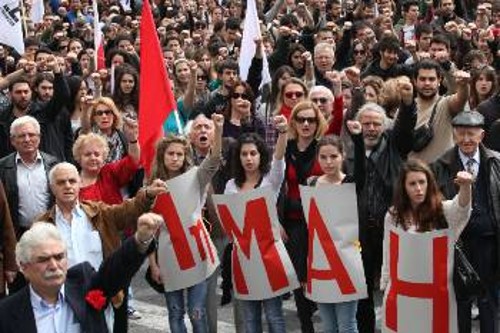 Την επιτυχία της Πρωτομαγιάτικης απεργίας οργανώνουν Εργατικά Κέντρα, Ομοσπονδίες και Συνδικάτα σε όλη την Ελλάδα (φωτογραφία από την Πρωτομαγιάτικη συγκέντρωση του ΠΑΜΕ το 2011)