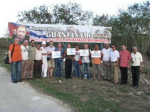 Εκπρόσωποι των κινημάτων ειρήνης στην είσοδο της πόλης του Γκουαντάναμο