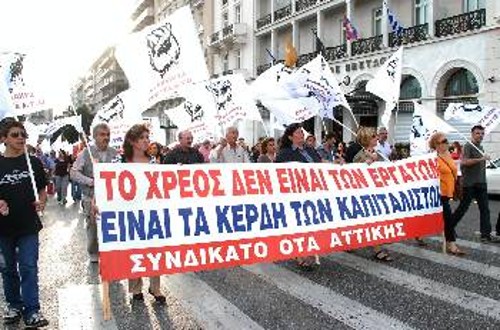 Ο ΣΥΝ/ΣΥΡΙΖΑ, όπως κάνουν και οι άλλες αστικές δυνάμεις, προσπαθεί να πείσει το λαό ότι το χρέος είναι και δικό του. Καμιά ανοχή στην προπαγάνδα που θέλει το λαό συνένοχο στην πολιτική της πλουτοκρατίας